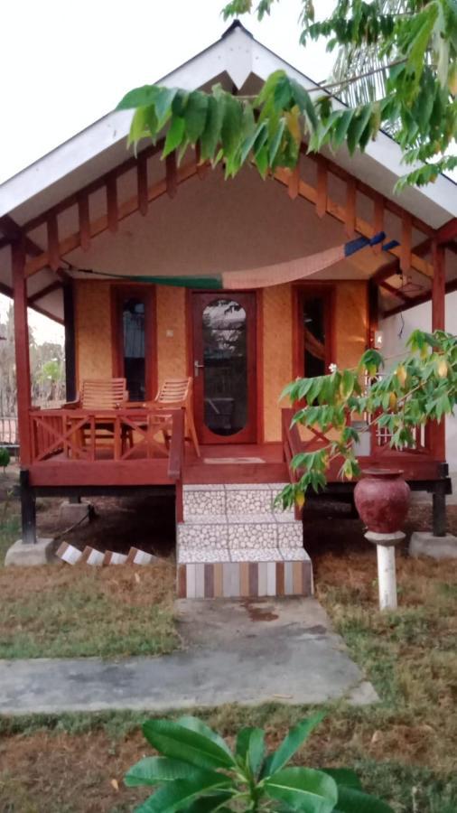 Why Not Bar And Bungalows #2 Pemenang Exterior photo